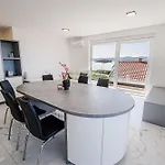 Ive By Belmont Realty شقة