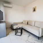 Ive By Belmont Realty شقة