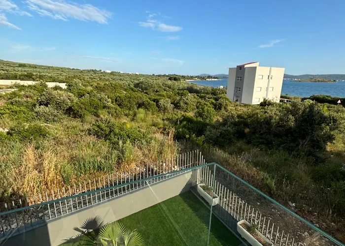 Apartment Ive By Belmont Realty *
