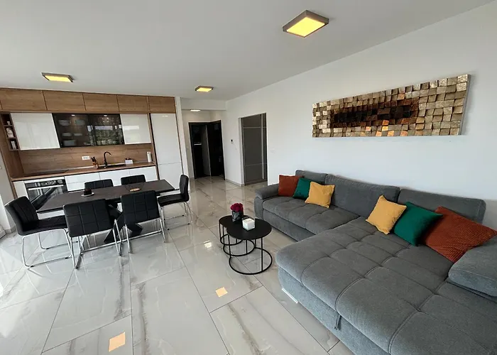 Apartment Ive By Belmont Realty *