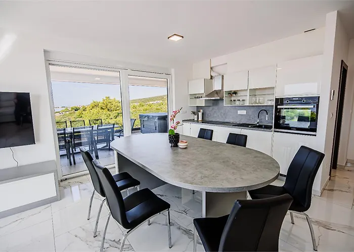Ive By Belmont Realty * סבטי פטר