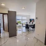 Ive By Belmont Realty Apartman