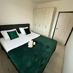 Ive By Belmont Realty Apartman *