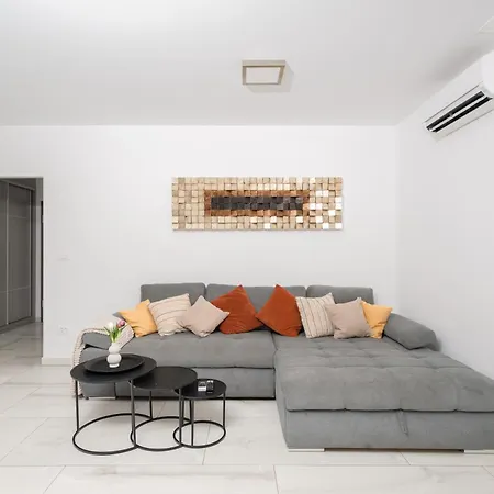 Apartment Ive By Belmont Realty *