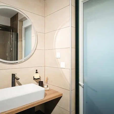 Apartment Ive By Belmont Realty *