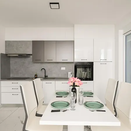 Ive By Belmont Realty Apartment
