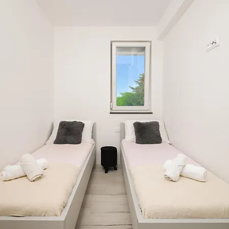 Apartment Ive By Belmont Realty *