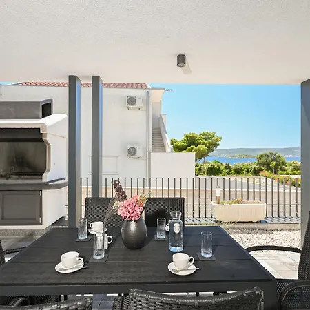 Apartment Ive By Belmont Realty *